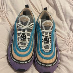 EUC Nike air max size 10.5 women’s shoes with fun and super cute detailing